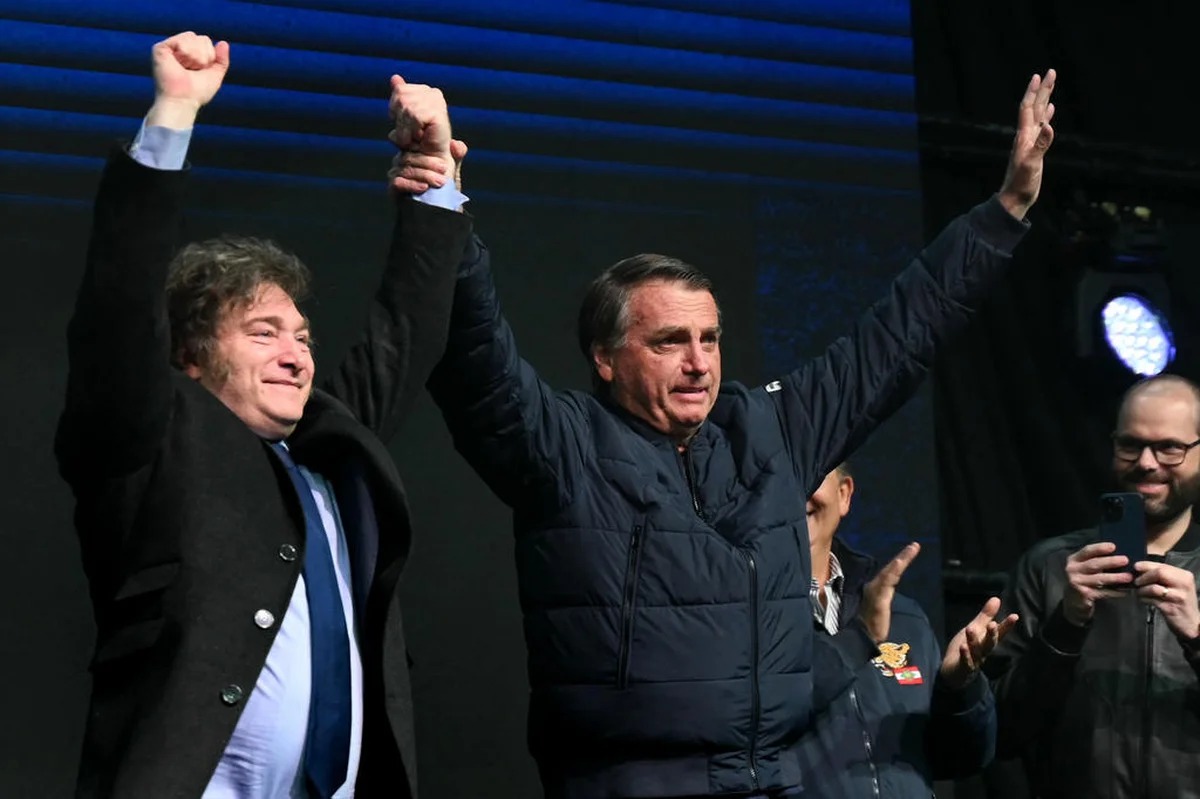 O discurso de abertura do evento, no sábado (6), foi realizado por Bolsonaro; enquanto o encerramento, na noite de domingo (7), ficou por conta de Milei. EVARISTO SA / AFP